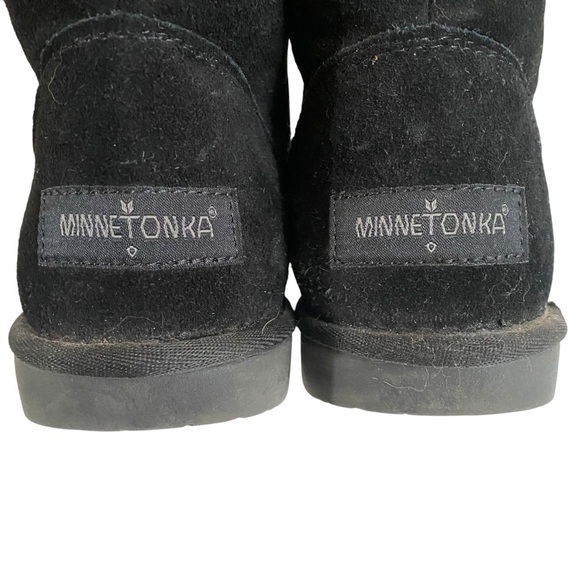 Minnetonka Women’s Black Suede Sheepskin Ankle Bootie SZ 8 - Picture 8 of 14